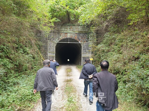 A-1914년 개통된 후 1987년 폐쇄된 제1터널을 찾은 편집위원들